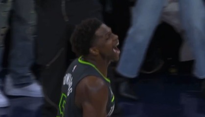 开云官网-19分逆转马刺！爱德华兹赛后仰天长啸 很高兴啊！