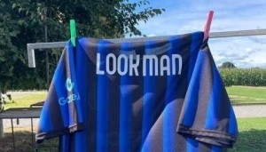 开云官网-国米球迷在训练基地外挂着印有卢克曼名字的球衣，期待尽快签约